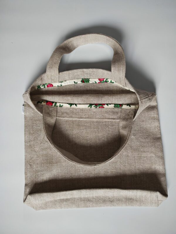 Wnętrze dużej torby lnianej na zakupy, widoczna lamówka ze wzorem krakowskim.