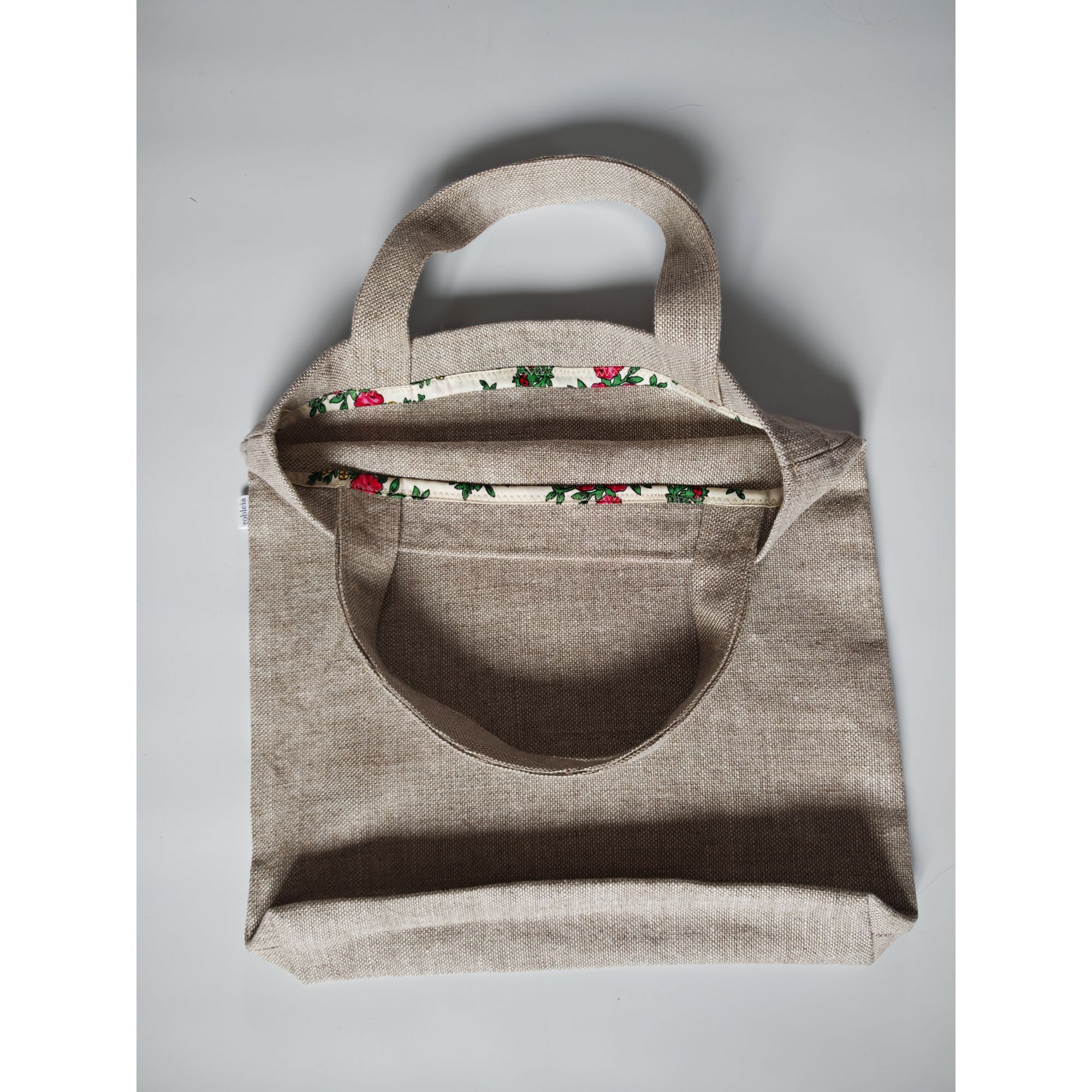 Wnętrze dużej torby lnianej na zakupy, widoczna lamówka ze wzorem krakowskim.