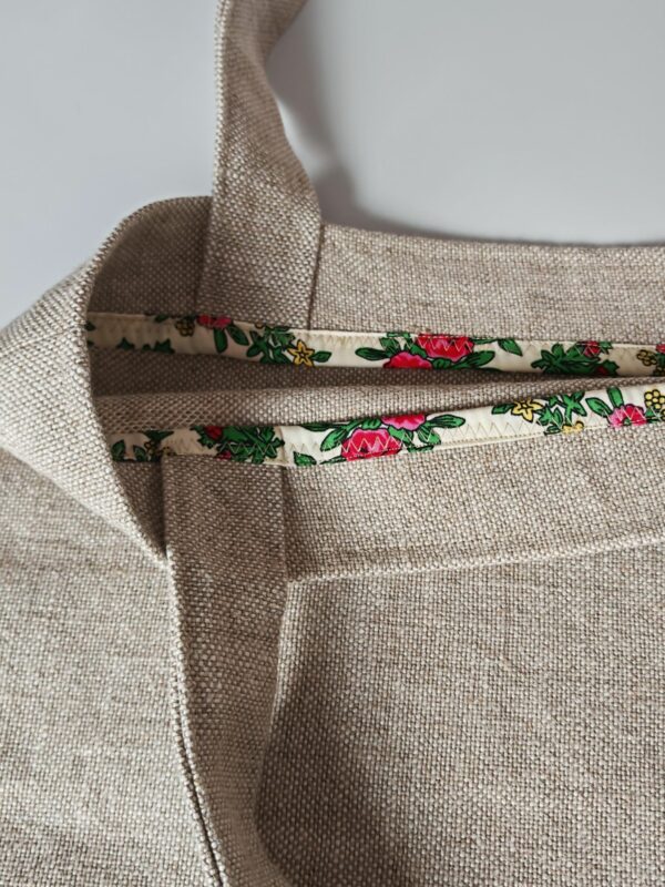 Wnętrze dużej torby lnianej na ramie 1 Wnętrze dużej torby zakupowej, lnianej na ramię. Widok lamówki z motywem krakowskim.krakowskiej.